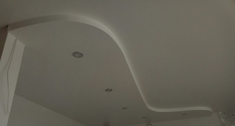 белий матовый двухуровневый натяжной потолок