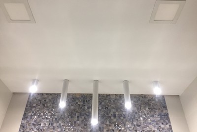 белый лаковый натяжной потолок