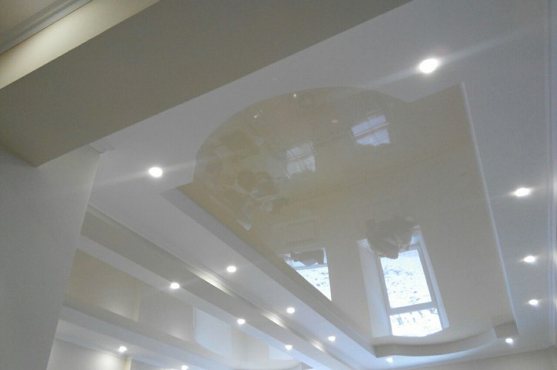 белый лаковый натяжной потолок арт декор