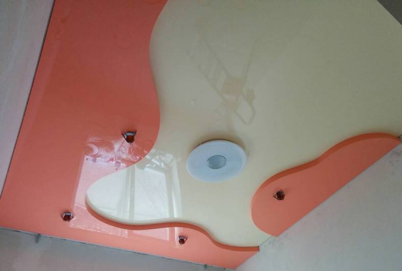 Фото оранжевый натяжной потолок
