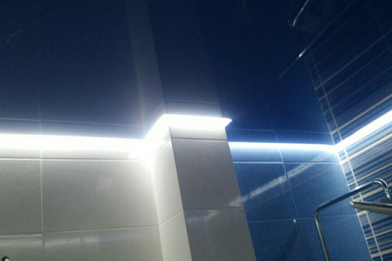 синий натяжной потолок