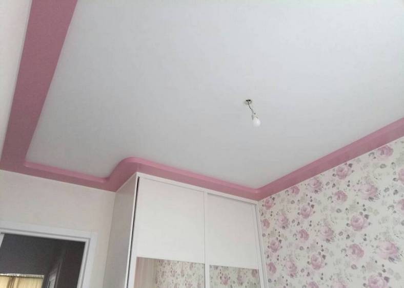 бело розовый двухуровневый натяжной потолок в спальне